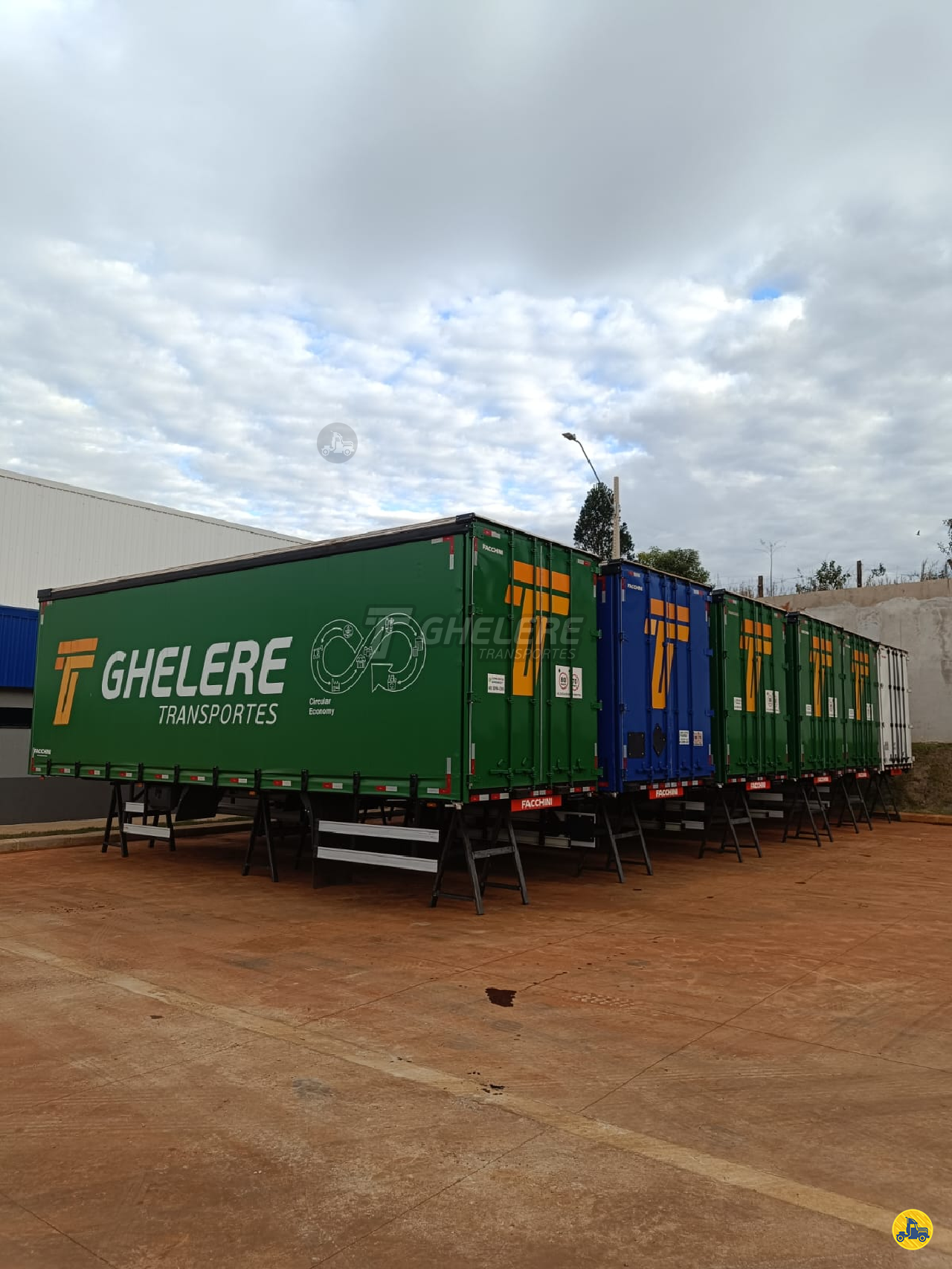 CARROCERIA SOBRE CHASSI  TRUCK BAU SIDER Ghelere Transportes CASCAVEL PARANÁ PR